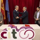 Paco Boya, y Óscar Chivite, consejero de Cohesión Territorial de Navarra, en la firma.