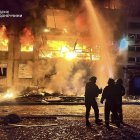 Rescatistas ucranianos trabajando en el lugar del bombardeo de un edificio residencial en Dobropillia, en el área de Donetsk.