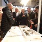 Nicanor Sen, Moisés González, Juan Delibes, Javier Cendón, Nuria Rubio y Octavio González, antes de llegar al recinto.  Los auténticos gallos de pluma.  Visita a uno de los expositores de la feria.