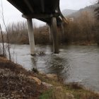 El Esla baja con fuerza a su paso por Cistierna.