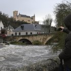 Imagen de ayer sábado de Segovia donde las intensas lluvias afectaron a diversas zonas, como se observa en la constante crecida del río Eresma. EFE/Pablo Martín