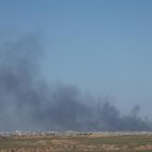 El humo se eleva desde el barrio de Shujaiya en la ciudad de Gaza, visto desde un lugar no revelado en la frontera de Gaza, en una imagen de archivo. EFE/EPA/ATEF SAFADI
