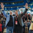 El presidente del Gobierno, Pedro Sánchez (i), junto a José Ramón Gómez Besteiro, ratificado secretario general del PSdeG, a su llegada a la clausura del XV Congreso del partido, este domingo. EFE/Lavandeira Jr