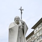 Imagen de la estatua de Juan Pablo II en la entrada del hospital Gemelli donde el papa Francisco está hospitalizado, en Roma. EFE/EPA/RICCARDO ANTIMIANI