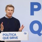 VALLS (TARRAGONA), 09/03/2025.- El líder del PP, Alberto Núñez Feijóo, participa en una calçotada en Valls (Tarragona) junto a otros miembros de la formación, este domingo. EFE/ Quique García