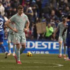 El delantero noruego del Atlético de Madrid Alexander Sorloth, se lamenta tras la derrota ante el Getafe, durante el partido de la jornada 27 de LaLiga EA Sports que disputaron en el estadio Colisum de Getafe. EFE/Sergio Peréz