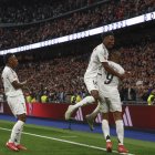 El delantero del Real Madrid Kylian Mbappé (d) celebra el primer gol durante el partido de la jornada 27 de LaLiga EA Sports entre el Real Madrid y el Rayo Vallecano este domingo en el Santiago Bernabéu. EFE/Mariscal