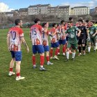 Los jugadores del Atlético Bembibre y el Atlético Mansillés se saludan antes del partido.