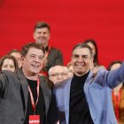 Pedro Sánchez junto a José Ramón Gómez Besteiro, ratificado secretario general del PSdeG ayer, en Santiago.