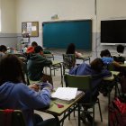 Alumnos en un aula de un colegio durante una clase.
