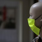 Imagen de archivo de un maniquí con mascarilla.- EFE/JuanJo Martín