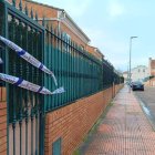 Exteriores del piso tutelado de Badajoz, ubicado en la calle Castillo de Benquerencia, donde una educadora de 35 años de un piso tutelado de Badajoz ha fallecido como consecuencia de una agresión mortal por parte de tres menores.