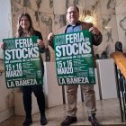 La concejala de Comercio y el alcalde, con el cartel de la feria.