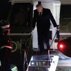 Trump se baja de Marine One en la Casa Blanca tras regresar de Florida.