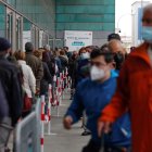 Imagen de archivo de decenas de personas guardando cola a la entrada del Wizink Center de Madrid, punto de vacunación contra la covid-19 con la vacuna de AstraZeneca. EFE/ Emilio Naranjo