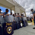 Un grupo de policías antidisturbios frente al aeródromo donde fue detenido el expresidente filipino Rodrigo Duterte.
                      EFE/EPA/FRANCIS R. MALASIG