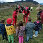Escolares y monitores, en plena plantación en la localidad de Campo.
