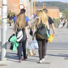 Varios jóvenes portal bolellas con bebidas para hacer un botellón.