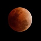 La Luna teñida de rojo en un eclipse.