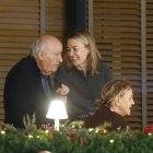 ARTEIXO (A CORUÑA), 06/12/24.- La presidenta de Inditex, Marta Ortega (c), acompañada por sus padres, Flora Pérez (d) y Amancio Ortega (i) en una foto reciente. EFE/Cabalar