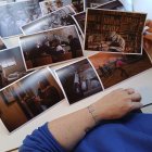Natalia Garcés, directora del Aula de Fotografía de la Fundación General de la Universidad de Alcalá, enseña algunas de las fotografías incluidas en el Archivo Covid. Hace casi cinco años, poco después de que la pandemia cambiara la vida del mundo, surgió en España la iniciativa Archivo Covid, ideada por el fotoperiodista Santi Palacios para no olvidar todo lo que supuso la lucha contra esta enfermedad en España. EFE/ Guillermo Martínez