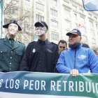 Una decena de sindicatos policiales y asociaciones de guardias civiles se concentran a las puertas del Congreso, para protestar por el acuerdo del PSOE con Junts en materia migratoria, este miércoles.