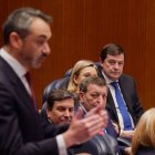 Mañueco escucha la intervención del portavoz de Vox, David Hierro.