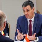 El primer ministro de Luxemburgo y Sánchez ayer, en su reunión en Senningen. OLIVIER MATTHYS