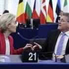 Ursula von der Leyen habla ayer con el comisario Maros Sefcovic, en Estrasburgo.