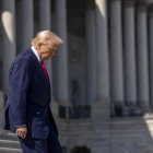 Trump baja ayer las escaleras del Capitolio.