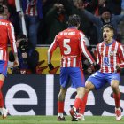 Los jugadores argentinos del Atlético de Madrid, Rodrigo de Paul y Giulano Simeone, celebran el primer gol del equipo rojiblanco durante el partido de vuelta de los octavos de final de la Liga de Campeones en el estadio Metropolitano. EFE/Juanjo Martín
