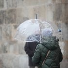 Una persona se protege de la lluvia con un paraguas.
