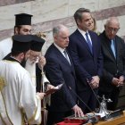 Constantino Tasulas (C-I), flanqueado por el primer ministro griego, Kyriakos Mitsotakis, (C-D) y el presidente del Parlamento, Nikitas Kaklamanis (D), toma juramento durante su ceremonia de toma de posesión como nuevo presidente de Grecia en el Parlamento griego, en Atenas, Grecia, 13 de marzo de 2025. El ex presidente del parlamento Tassoulas fue elegido por los legisladores griegos el 12 de febrero de 2025 para suceder a Katerina Sakellaropoulou como el nuevo presidente de Grecia. (Grecia, Atenas) 
                      EFE/EPA/ALEXANDROS VLACHOS