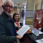 Arturo Arias, ayer con las 362 firmas en el Registro Municipal de Villafranca.