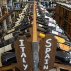 Botellas de vino italiano y español en una tienda de Nueva York .
