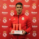 Manu Justo recibe el premio de Jugador Cinco Estrellas del pasado mes de febrero.