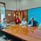 El alcalde de Ponferrada y Lidia Coca, durante la reunion con los promotores de la empresa.