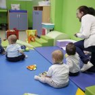 Dos bebés, cuya educación se enmarca en el primer ciclo de Infantil, juegan en una guardería.