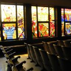 Vidrieras del salón de plenos del Ayuntamiento de Astorga, obra de Benito Escarpizo.