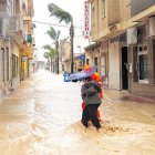 Una calle inundada en Murcia tras las fuertes lluvias, en una foto de archivo.
