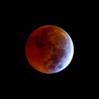 Vista de la luna llena este viernes, durante eclipse lunar, un fenómeno astronómico conocido como "luna roja", en Caracas (Venezuela).