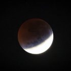 Vista de la luna llena este viernes, durante eclipse lunar, un fenómeno astronómico conocido como "luna roja", en Caracas (Venezuela).