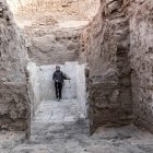 Una misión arqueológica egipcio-estadounidense ha descubierto una tumba real de un monarca desconocido perteneciente al Segundo Período Intermedio en el cementerio "Monte Anubis" de Abidos, situado en la provincia central de Sohag, informó este viernes el Ministerio egipcio de Turismo y Antigüedades. "El descubrimiento de la tumba real en Abidos aportó nuevas evidencias científicas sobre el desarrollo de las tumbas reales en la necrópolis del Monte Anubis, que se remonta a la dinastía de Abidos, donde una serie de reyes gobernaron el Alto Egipto entre 1700 a.C .y 1600 a.C.", destacó el ministerio en un comunicado. EFE/ Ministerio De Turismo Y Aniguedades Egipcio SOLO USO EDITORIAL/SOLO DISPONIBLE PARA ILUSTRAR LA NOTICIA QUE ACOMPAÑA (CRÉDITO OBLIGATORIO)