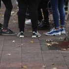 Varios jóvenes en los alrededores de un instituto.