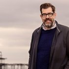 El escritor Richard Osman está a punto de ver una de sus novelas trasladada al cine producida por Steven Spielberg.
