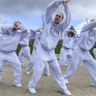 Un grupo participante el año pasado realiza ejercicios de entrenamiento.