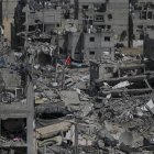 La bandera palestina ondea entre los edificios destruidos tras una operación militar israelí en Jan Yunis, en el sur de la Franja de Gaza, el 6 de marzo de 2024.EFE/EPA/MOHAMMED SABLE