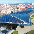La cubierta fotovoltaica diseñada por Dominique Perrault contiene 4.014 paneles.