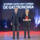 Elva García recogió el premio de la Academia Castellano y Leonesa de Gastronomía.