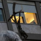 Una habitación iluminada en el Hospital Universitario Gemelli, este viernes en Roma, donde el Papa Francisco se encuentra hospitalizado desde el pasado 14 de febrero a causa de una infección respiratoria.